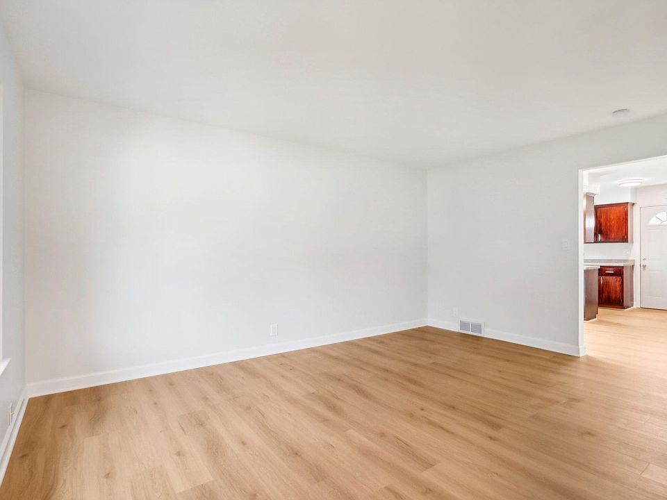 Spacious Living Room w/ Lots of Options!