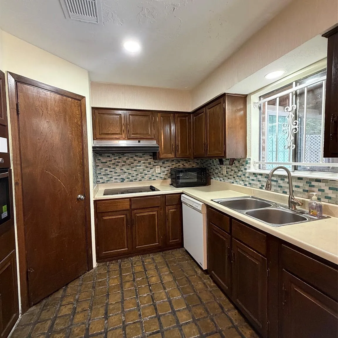 3 bed, 2.0 bath, 1596 sqft, $1,800 — Photo 4