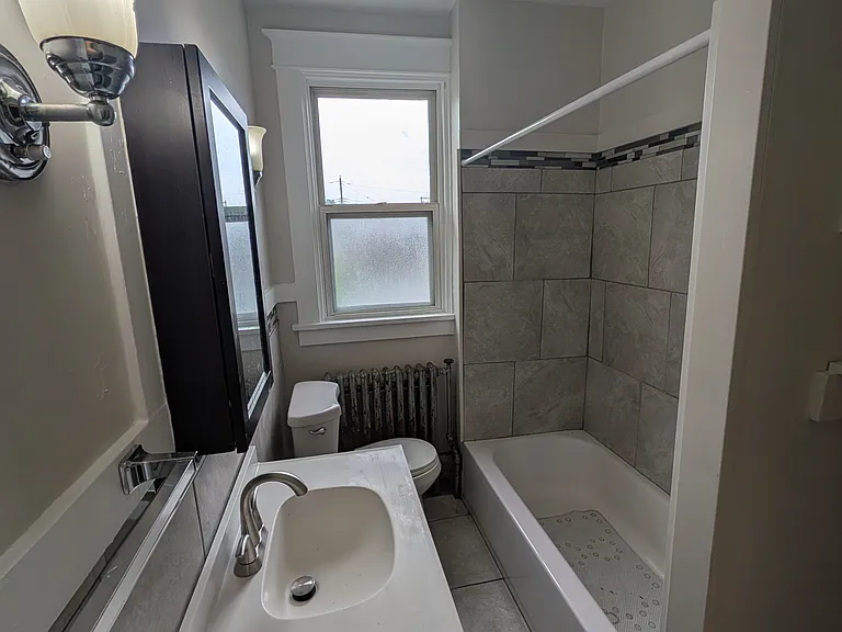 216 Sarah St — Photo 5