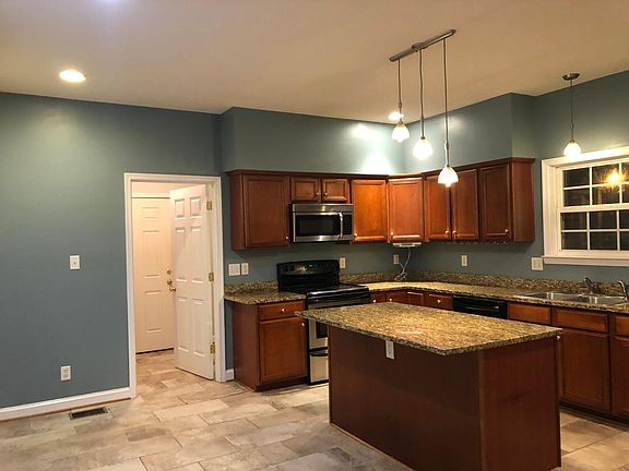 3rd image of 807 Jessamine St