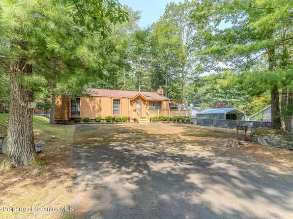 510 Covered Bridge Dr, Lakeville, PA 18438