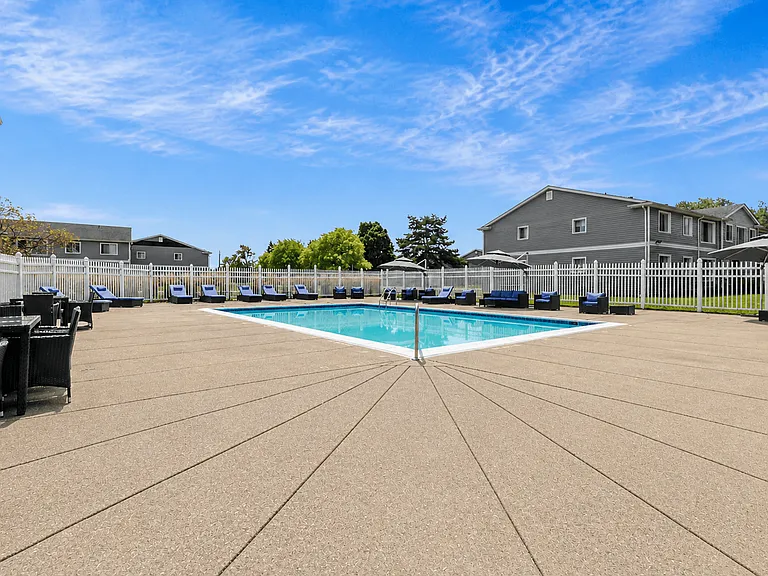 Bloomfield Square Apartments - Auburn Hills, MI — Photo 22