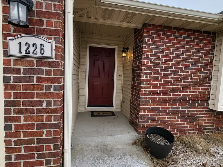 1226 Montana Pl — Photo 3