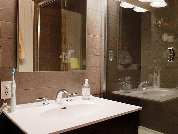 5th image of 311 E 38th St APT 18D