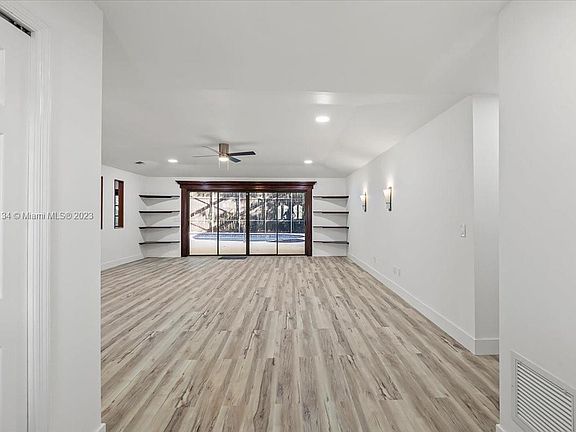 3rd image of 285 SE Verada Ave