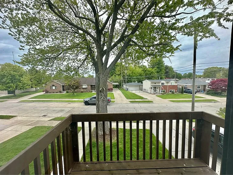 23121 Hoffman St — Photo 15