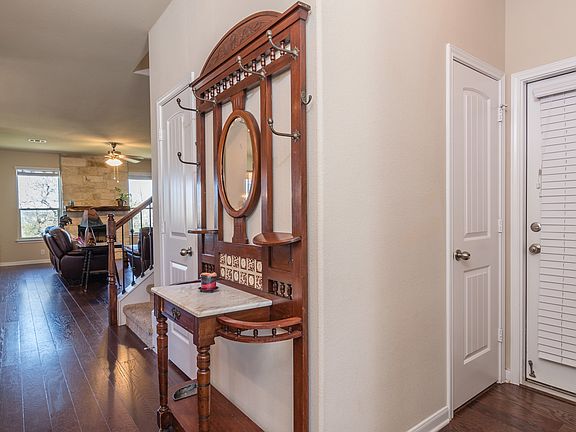 Nice entry way to great room