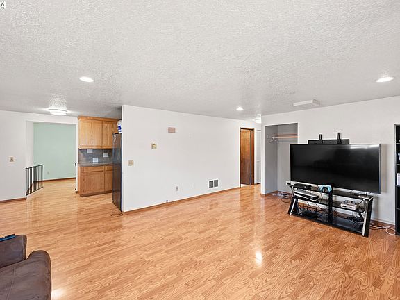 5th image of 525 E 11th Pl