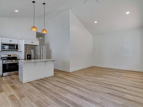 5th image of 3921 Blanchard St