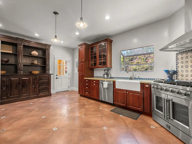 8302 S Sepulveda Blvd — Photo 93