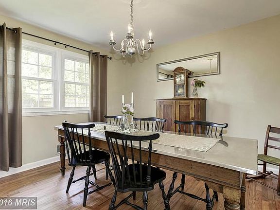 Dining Room (1 of 2)