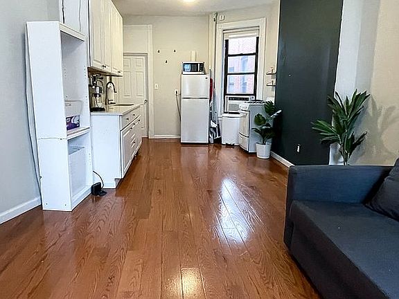 4th image of 349 W 44th St APT 5FE