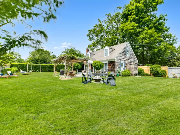 https://photos.zillowstatic.com/fp/f7a92764f1f2f5df921418da5fdf3216-p_e.webp