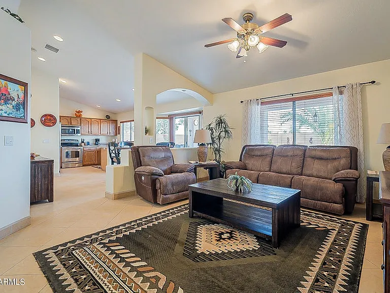 1105 N Cota Ln — Photo 8