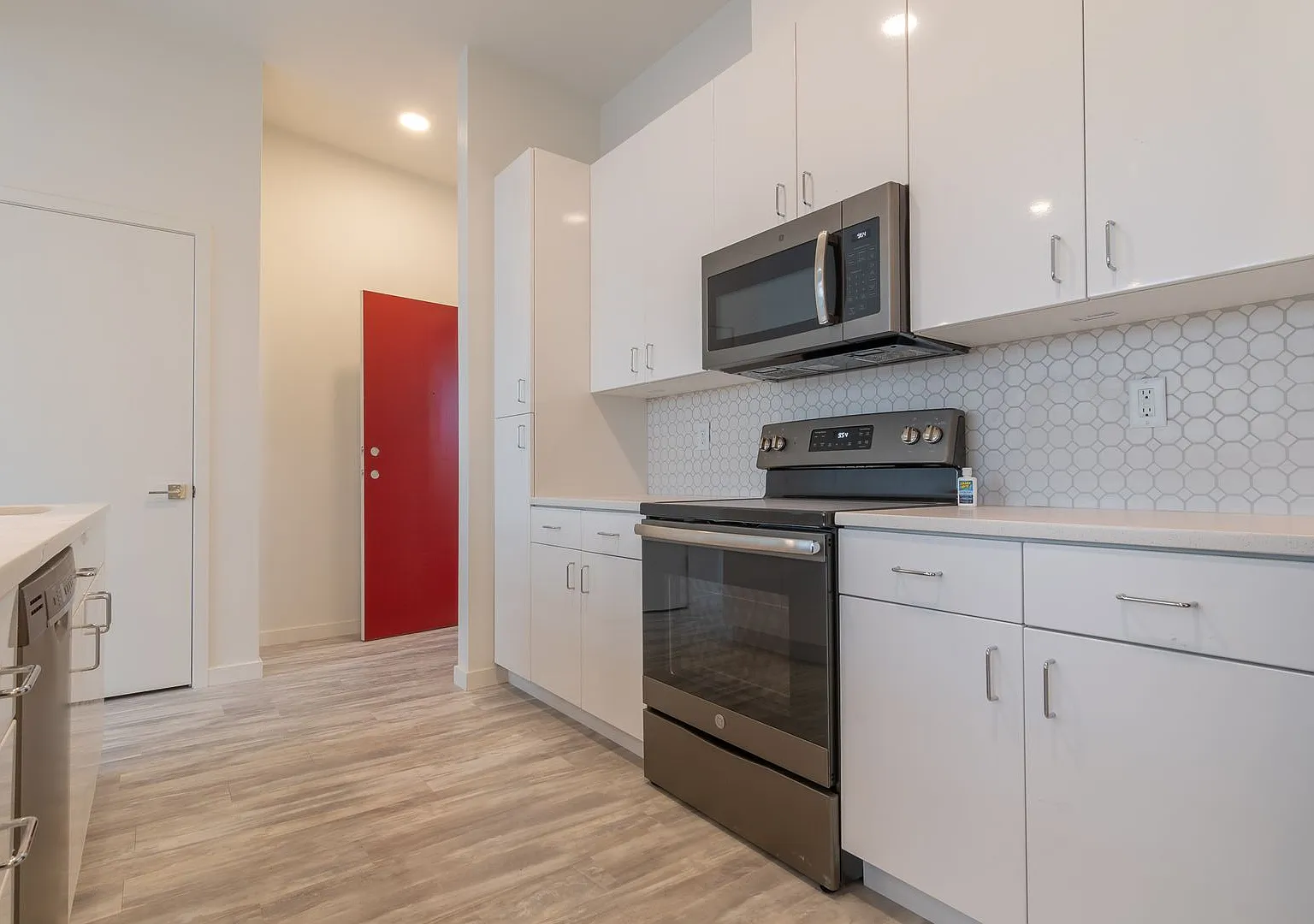 6011 SE 90th Ave - (For unit #201): Get 1 Month Free! — Photo 1