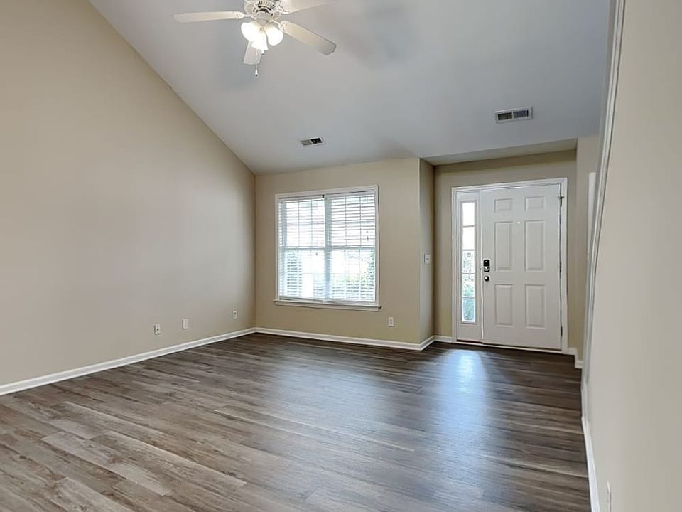 1st image of 440 Fernway Dr
