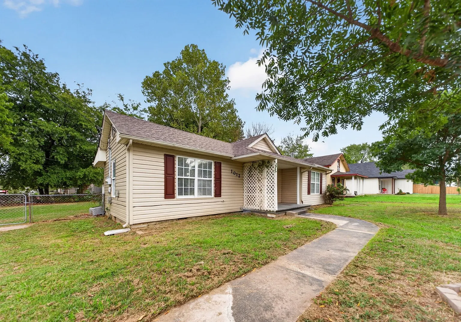 1012 N Sioux Ave — Photo 1