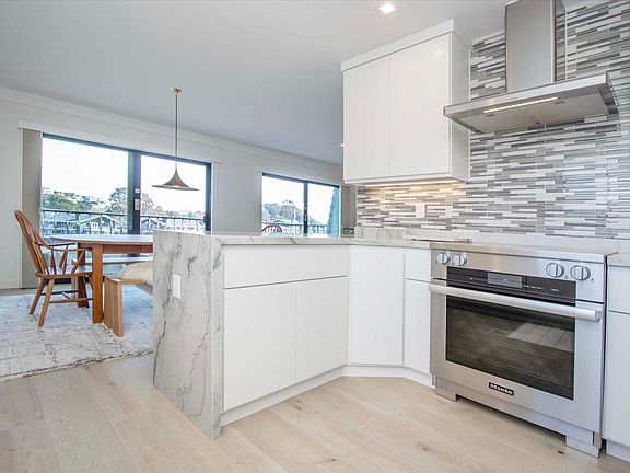 5th image of 33 Greenwood Bay Dr