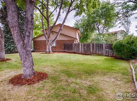 Huge Corner lot! Front side yard