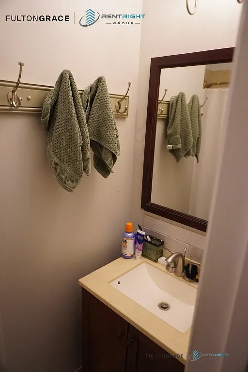 2 bed, 1.0 bath, $1,800 — Photo 2