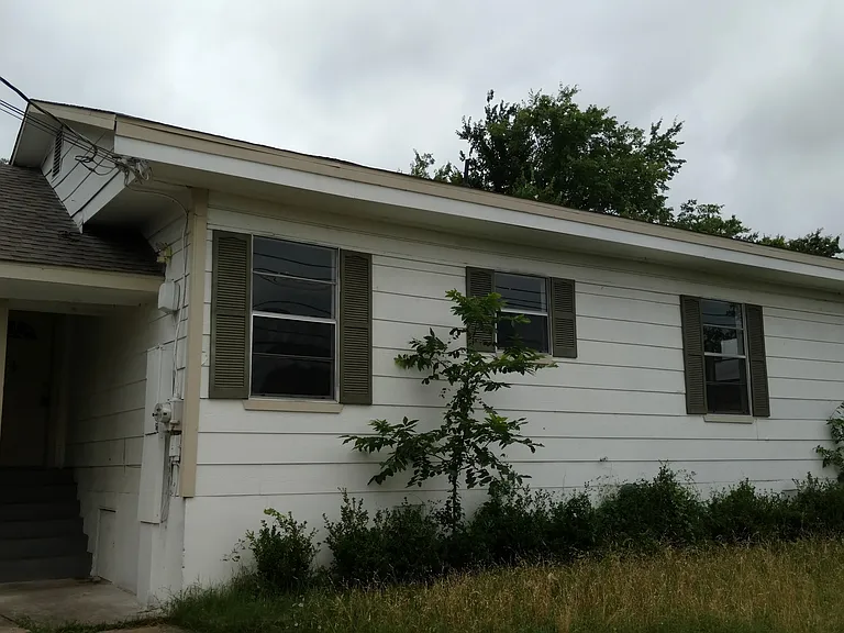 107 E Powell Ln — Photo 5