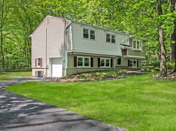 15 Iroquois Trl, Mount Olive Twp., NJ 07828