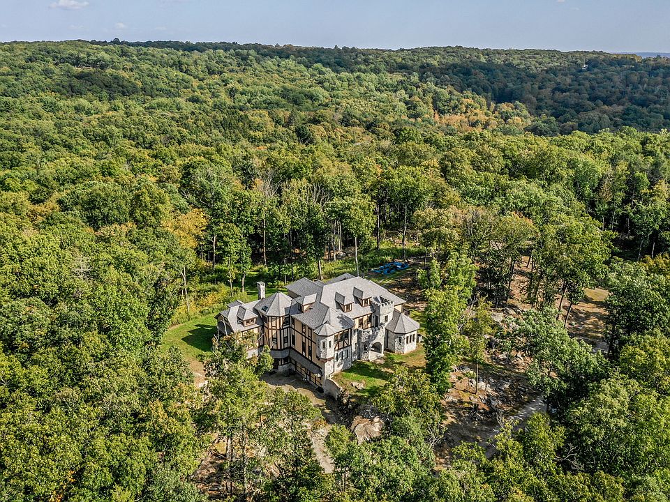 8 Beach Hill Road West