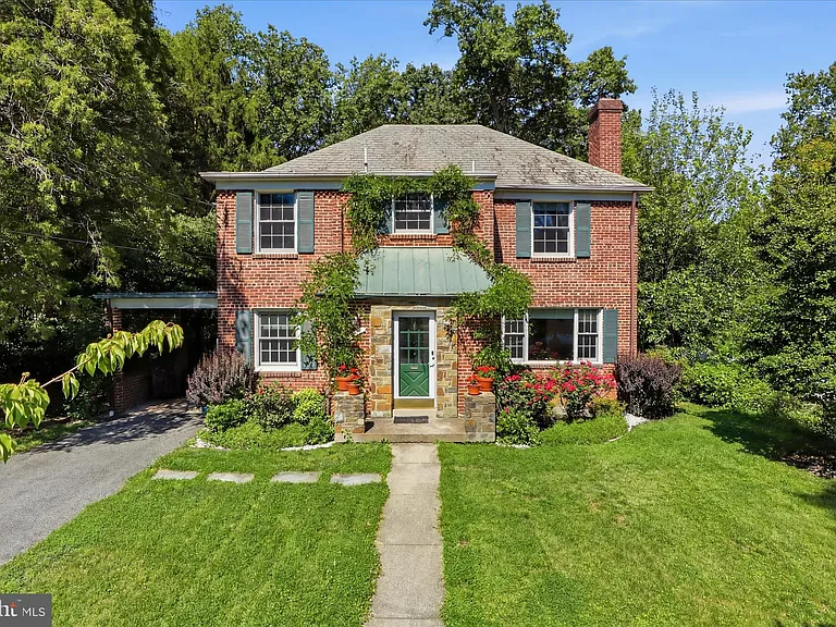 3221 Coquelin Ter — Photo 1