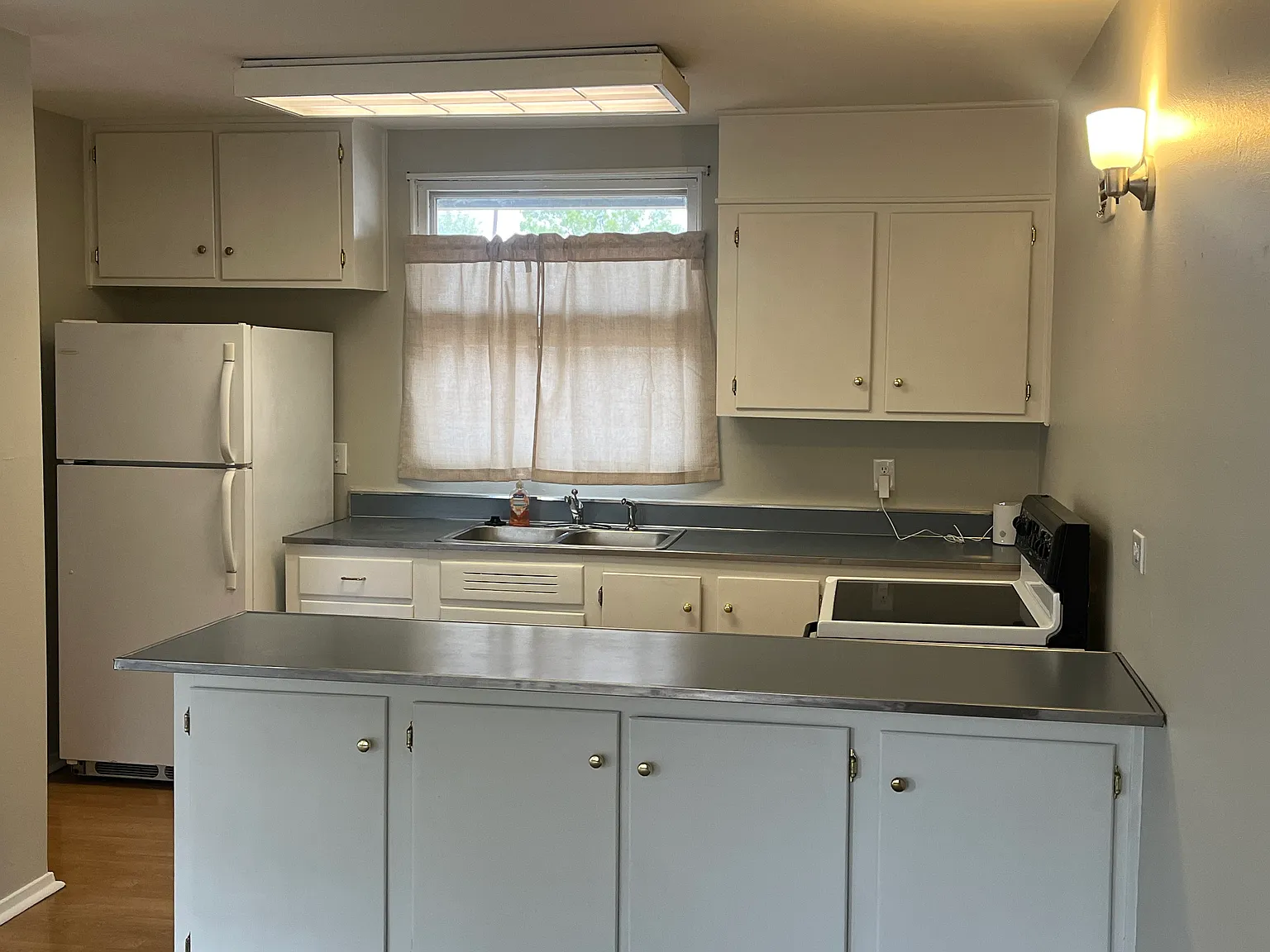 2 bed, 819 sqft, $2,100 — Photo 2