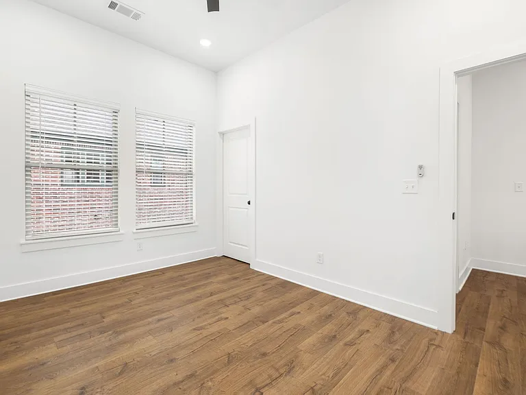 $250 Amazon Gift Card if lease signed by June 30th! Luxury New 1 Bed TH!! — Photo 13