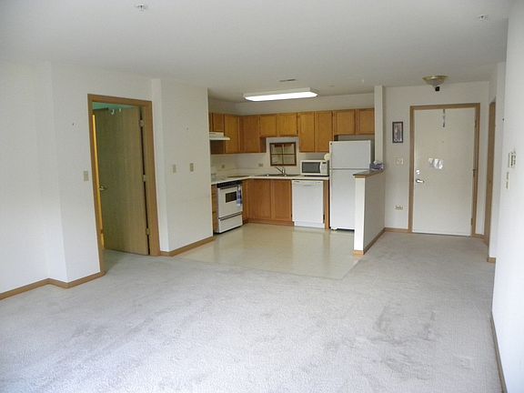 3rd image of 605 Barrington Ave #2