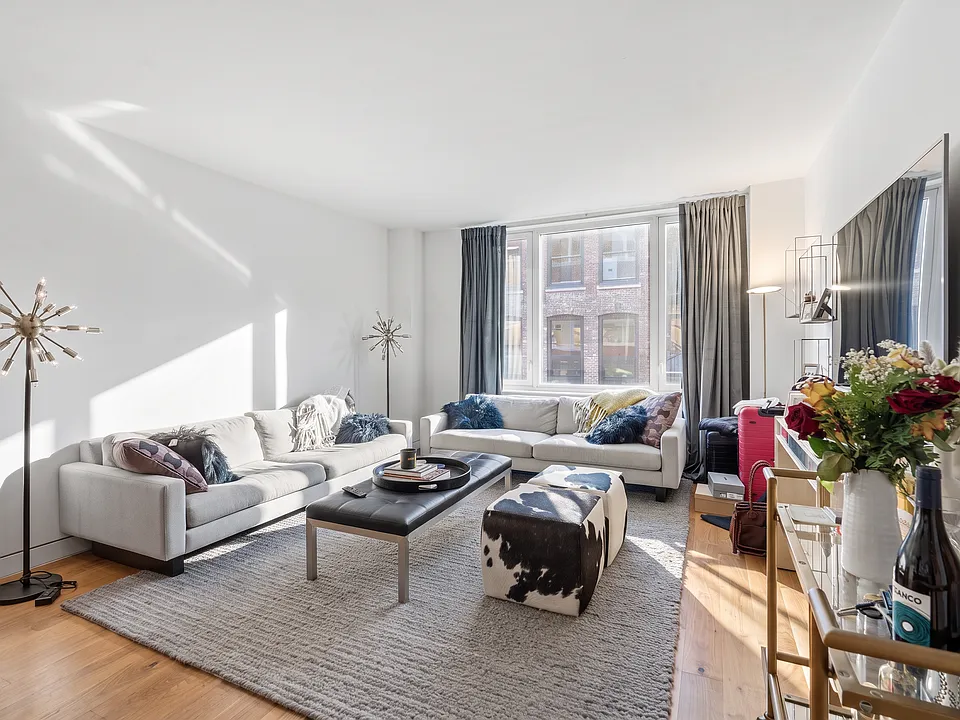 151 W 21st St #A3