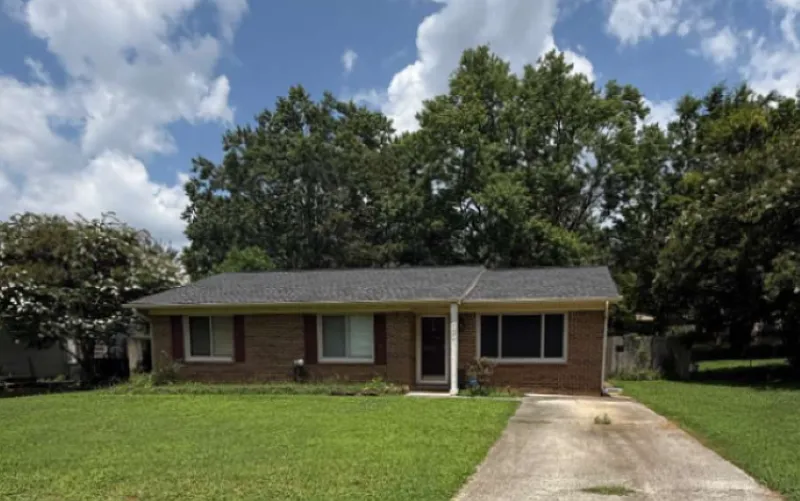 3 bed, 2.0 bath, 1200 sqft, $1,300 — Photo 1