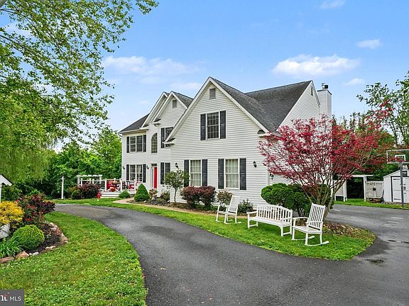 3rd image of 37 Saddleview Dr
