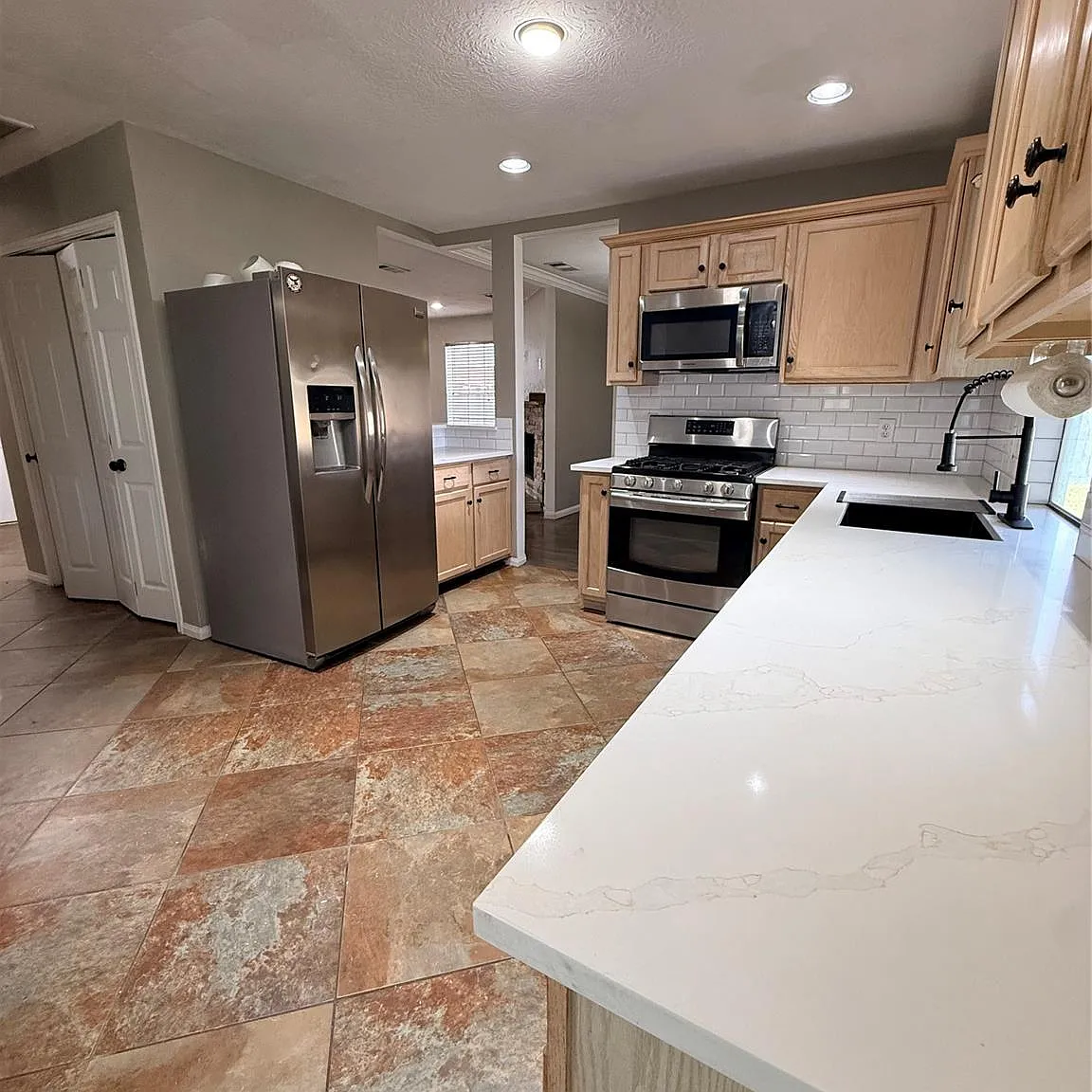 3 bed, 2.5 bath, 2026 sqft, $2,100 — Photo 3
