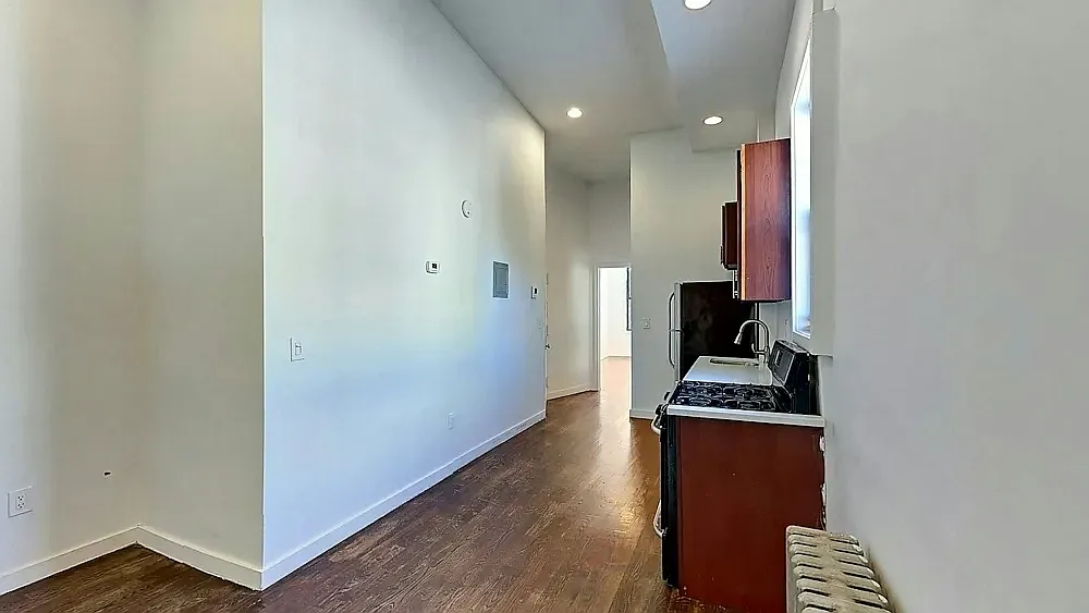 886 Franklin Avenue — Photo 3