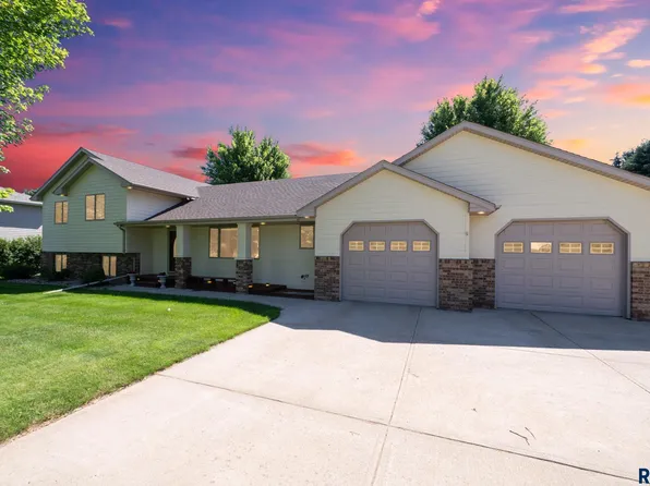 26680 Dayspring Cir, Hartford, SD 57033