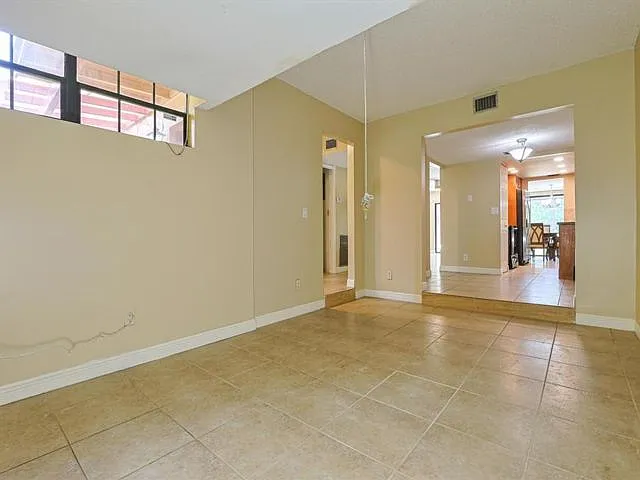 3 bed, 2.5 bath, 1581 sqft, $3,100 — Photo 4