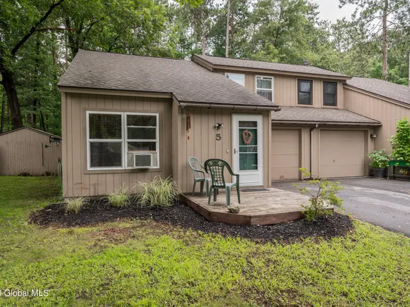 5 Arrow Wood Place, Malta, NY 12020