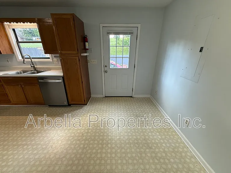390 Erwin Hwy #2 — Photo 10