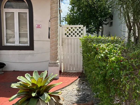 3050 SW 7th St, Miami, FL 33135