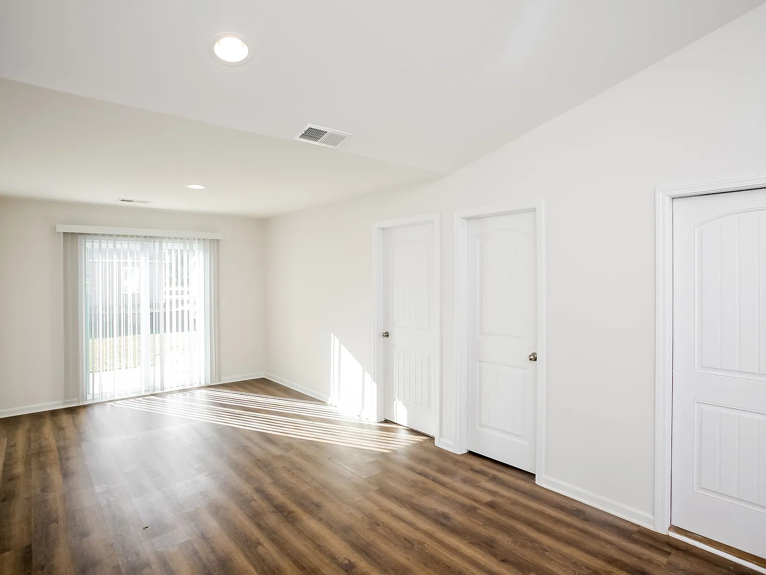 3 bed, 2.0 bath, 1300 sqft, $1,615 — Photo 4