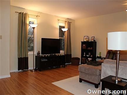 3rd image of 849 Greenbriar Ln