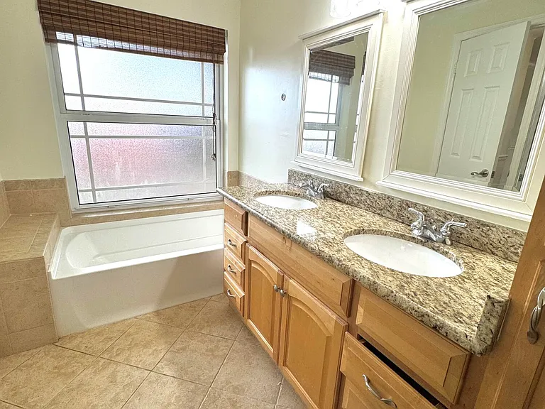 531 SW 167th Ter — Photo 8