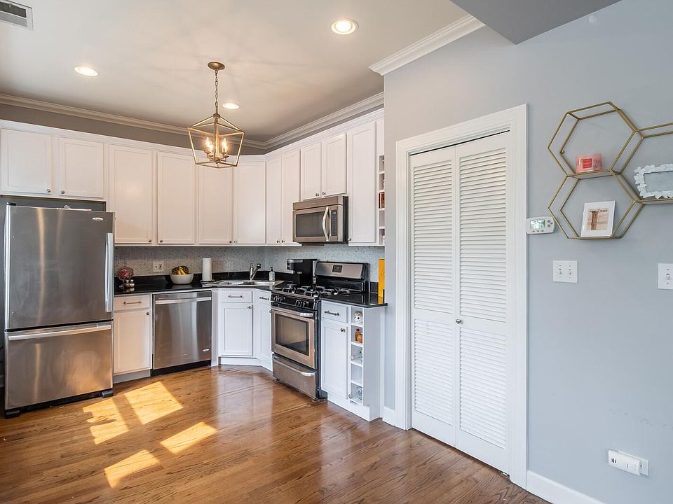 1st image of 4045 N Southport Ave #2