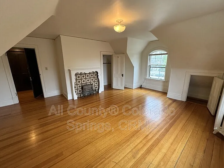 1238 Wood Ave #4 — Photo 2