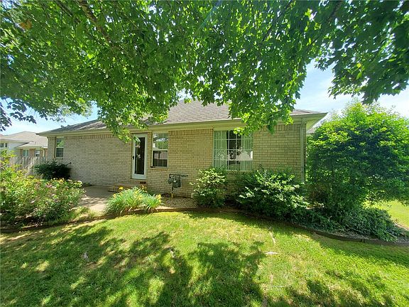 4th image of 1302 NW Barberry Ln