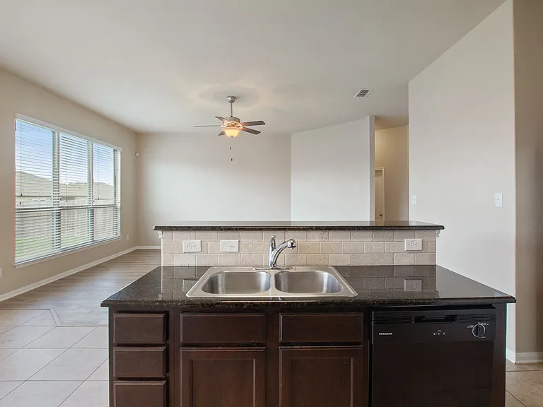 8025 Hawthorn — Photo 11