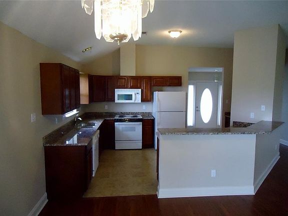 3rd image of 533 Foxwood Ln