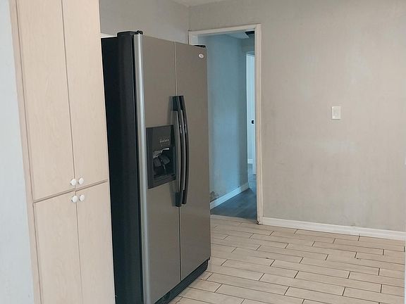 5th image of 911 Royal Oak Ct